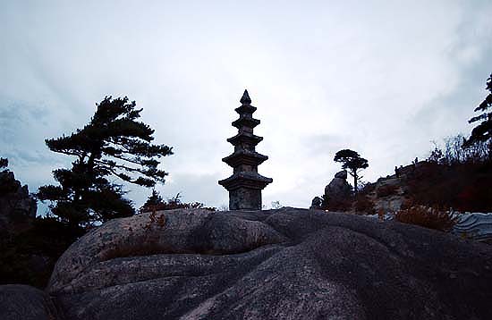 별도의 기단석 없이 암반에 바로 세워진 특이한 형태의 5층 석탑에 진신사리가 봉안되어 있다고 한다. 